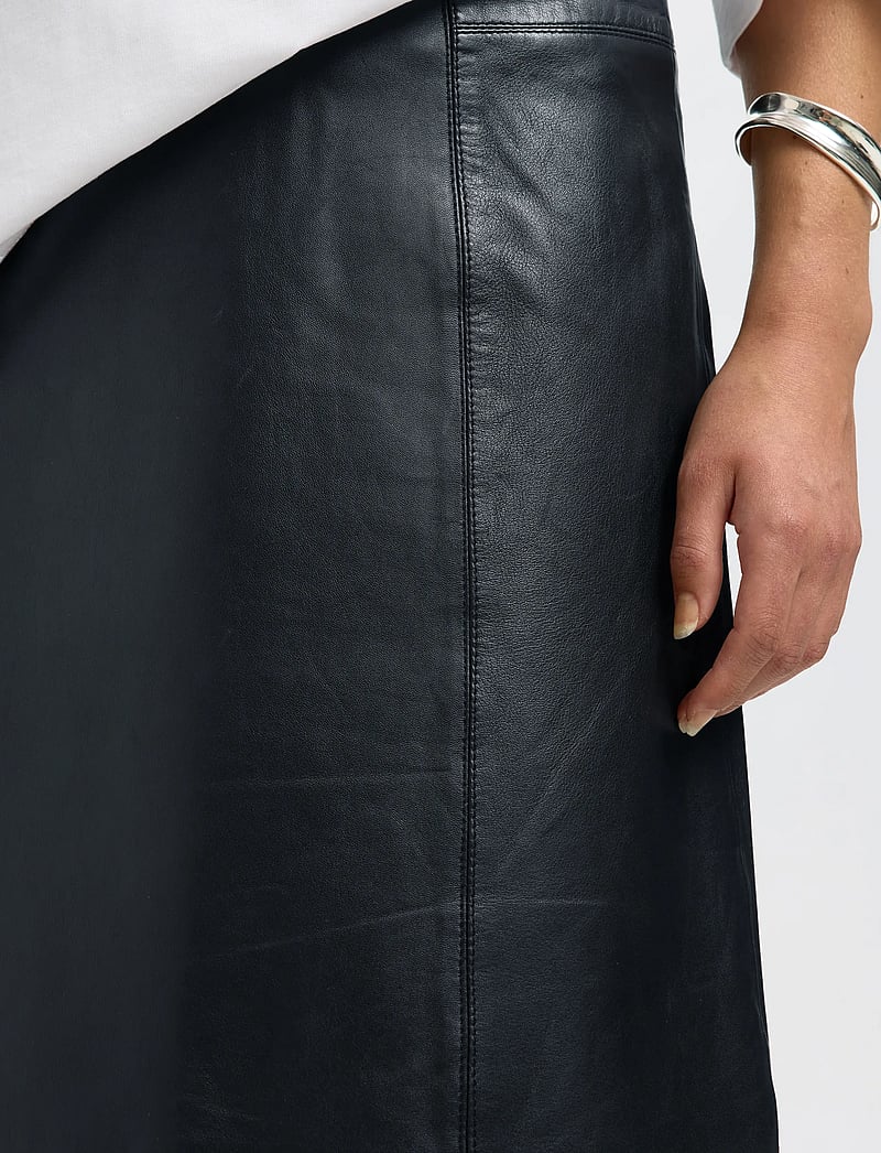 Selected - SLFNEW IBI MW LEATHER SKIRT B NOOS - lederröcke - black - 5