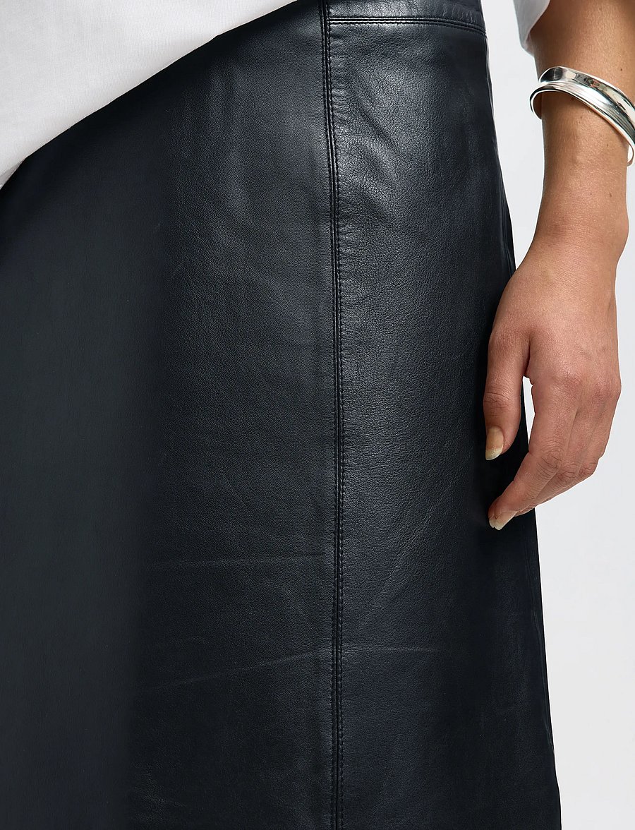 Selected - SLFNEW IBI MW LEATHER SKIRT B NOOS - leather skirts - black - 5