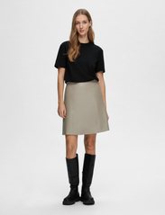 Selected Femme - SLFNEW IBI MW LEATHER SKIRT B - leather skirts - greige - 3