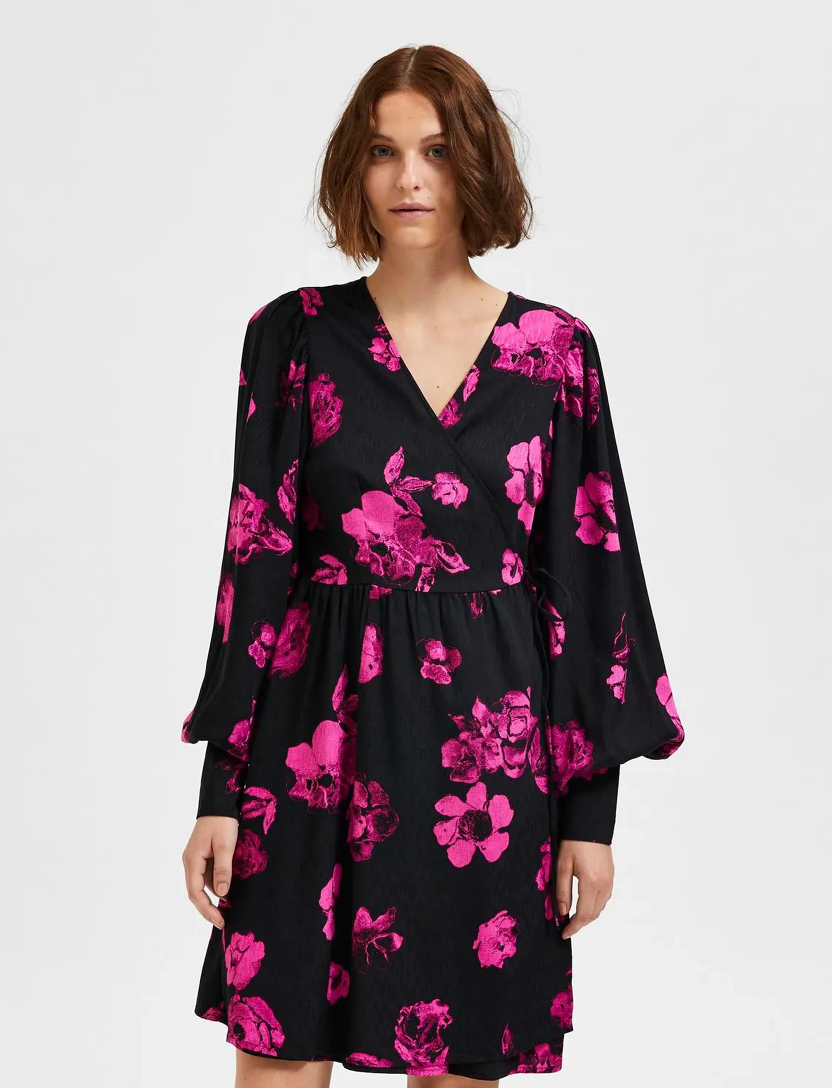 Selected SLFVALETTA LS SHORT WRAP DRESS B - Kleider - BLACK / black