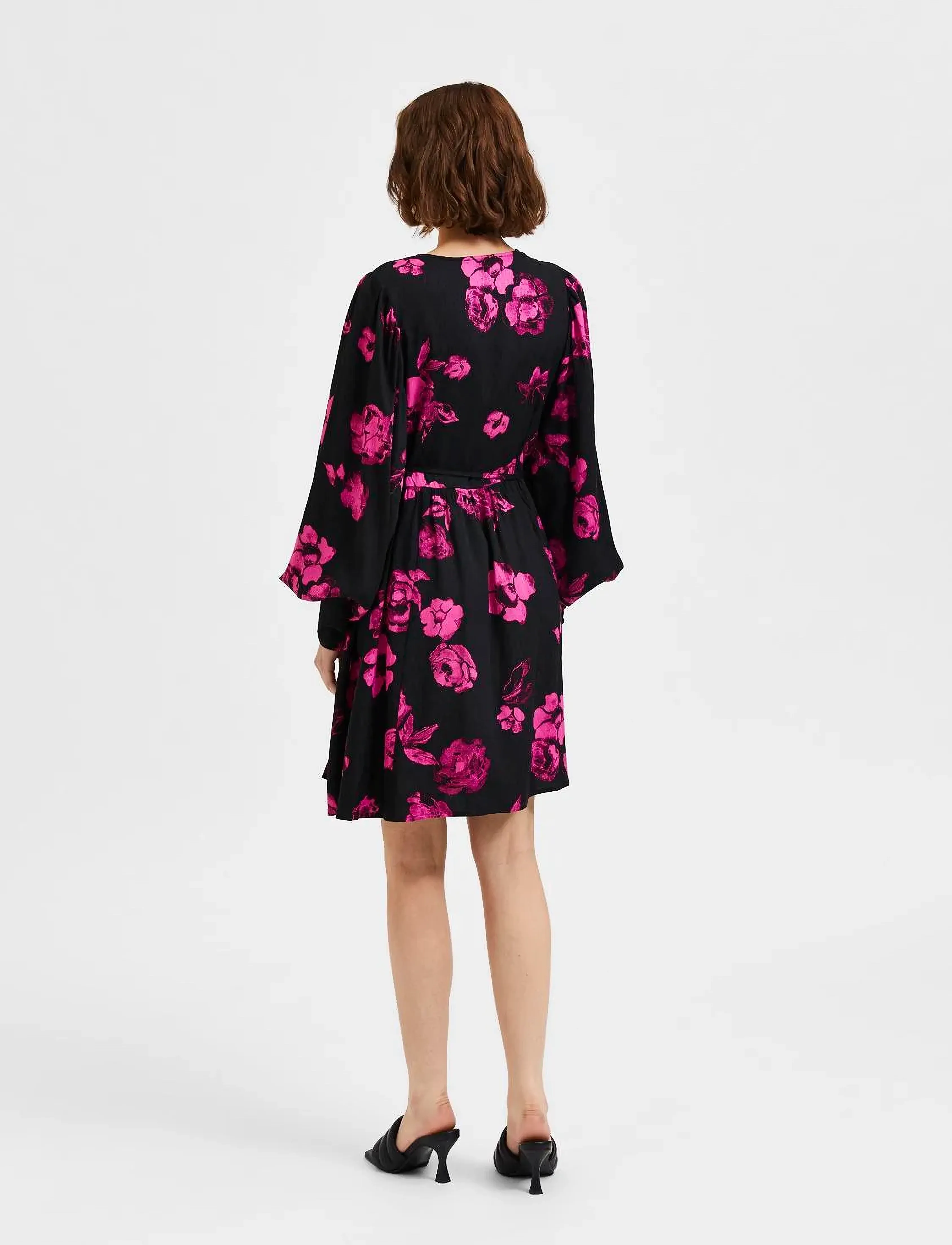 Selected - SLFVALETTA LS SHORT WRAP DRESS B - slå-om-kjoler - black - 3