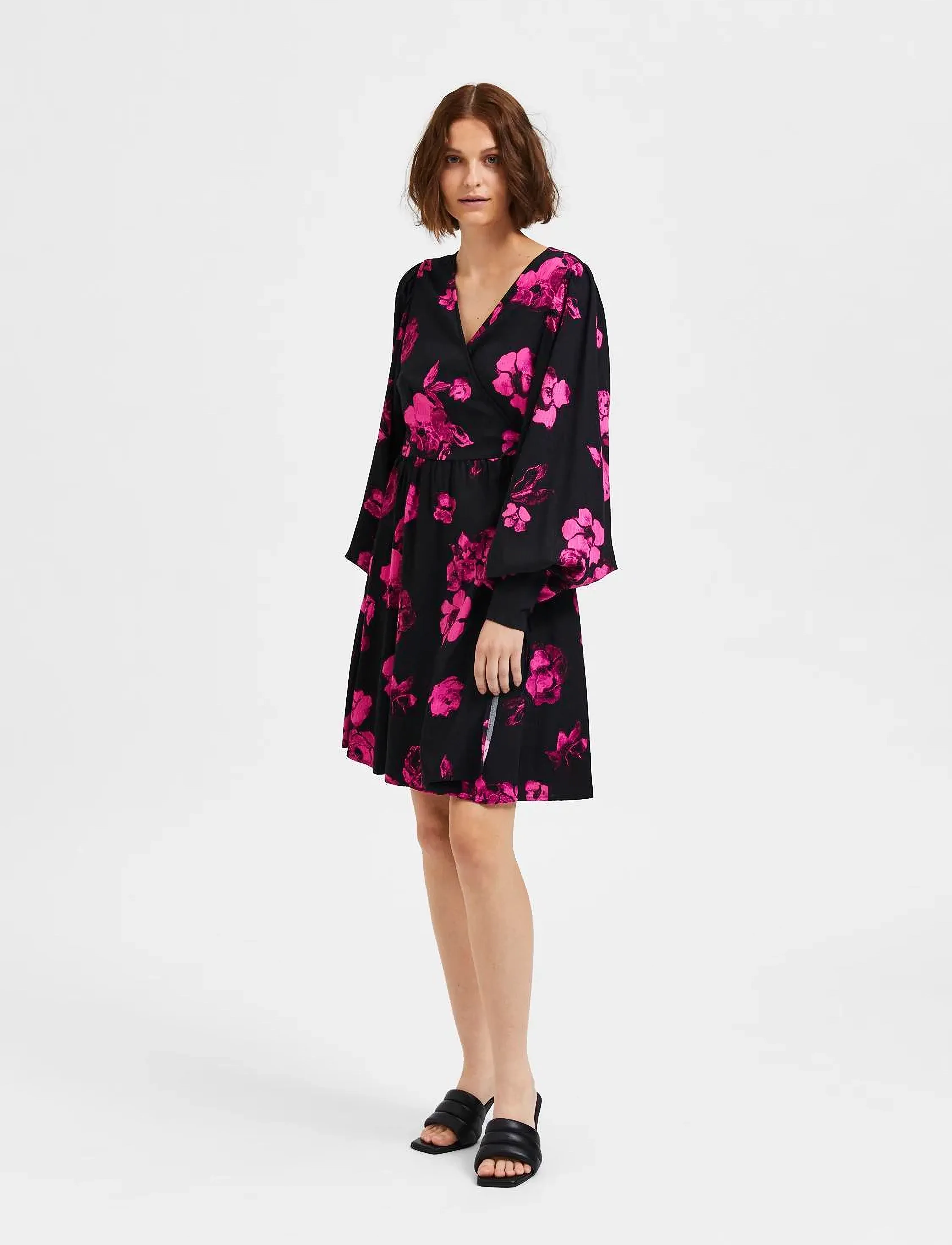 Selected - SLFVALETTA LS SHORT WRAP DRESS B - slå-om-kjoler - black - 4