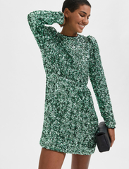 Selected Femme - SLFCOLYN LS SHORT SEQUINS DRESS B - ballīšu apģērbs par outlet cenām - loden frost - 6
