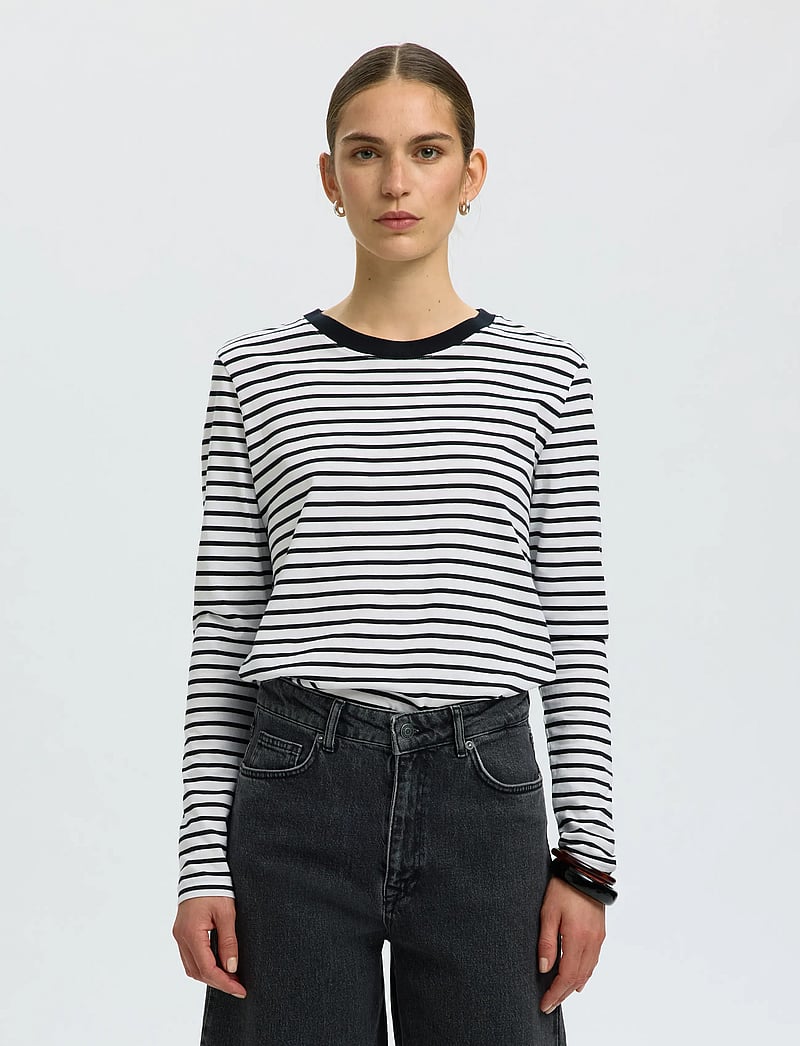 Selected - SLWESSENTIAL LS STRIPED O-NECK TEE NOOS - langärmlige tops - black - 0