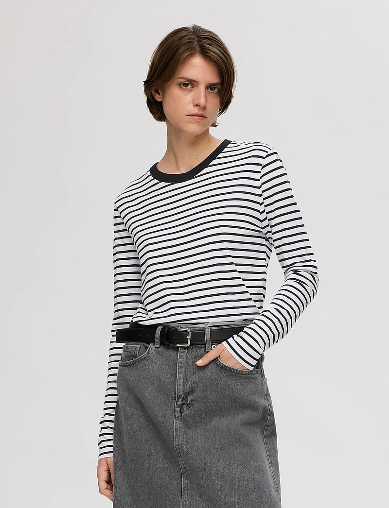 Selected - SLFESSENTIAL LS STRIPED O-NECK TEE NOOS - långärmade toppar - black - 4
