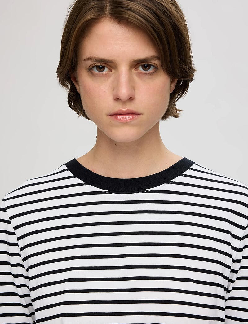 Selected - SLFESSENTIAL LS STRIPED O-NECK TEE NOOS - långärmade toppar - black - 5