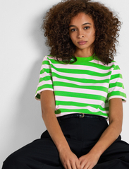 Selected Femme - SLFESSENTIAL SS STRIPED BOXY TEE NOOS - lägsta priserna - classic green - 4