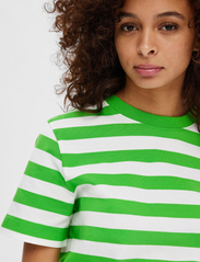 Selected Femme - SLFESSENTIAL SS STRIPED BOXY TEE NOOS - die niedrigsten preise - classic green - 6