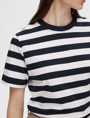 Selected Femme - SLFESSENTIAL SS STRIPED BOXY TEE NOOS - lowest prices - dark sapphire - 4