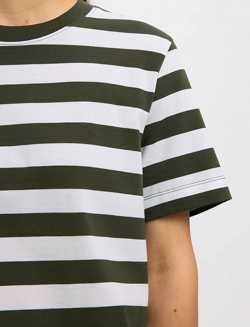 Selected - SLWESSENTIAL SS STRIPED BOXY TEE NOOS - t-shirts - deep depths - 5