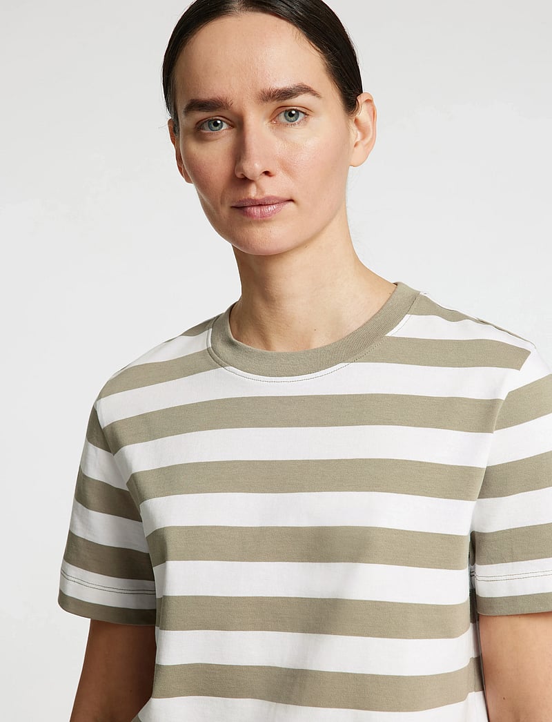 Selected - SLWESSENTIAL SS STRIPED BOXY TEE NOOS - t-shirts - vetiver - 5