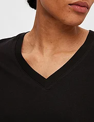 Selected Femme - SLFESSENTIAL SS V-NECK TEE NOOS - lowest prices - black - 4