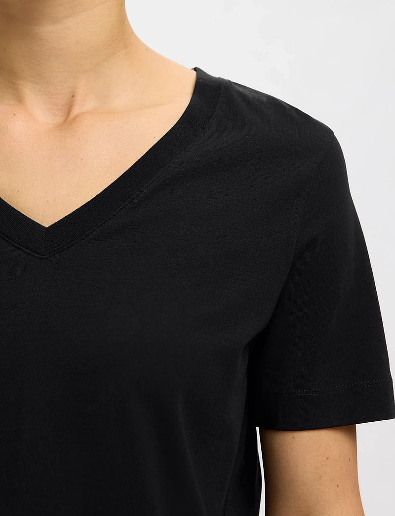 Selected - SLFMYESSENTIAL SS V-NECK TEE NOOS - t-shirts - black - 4