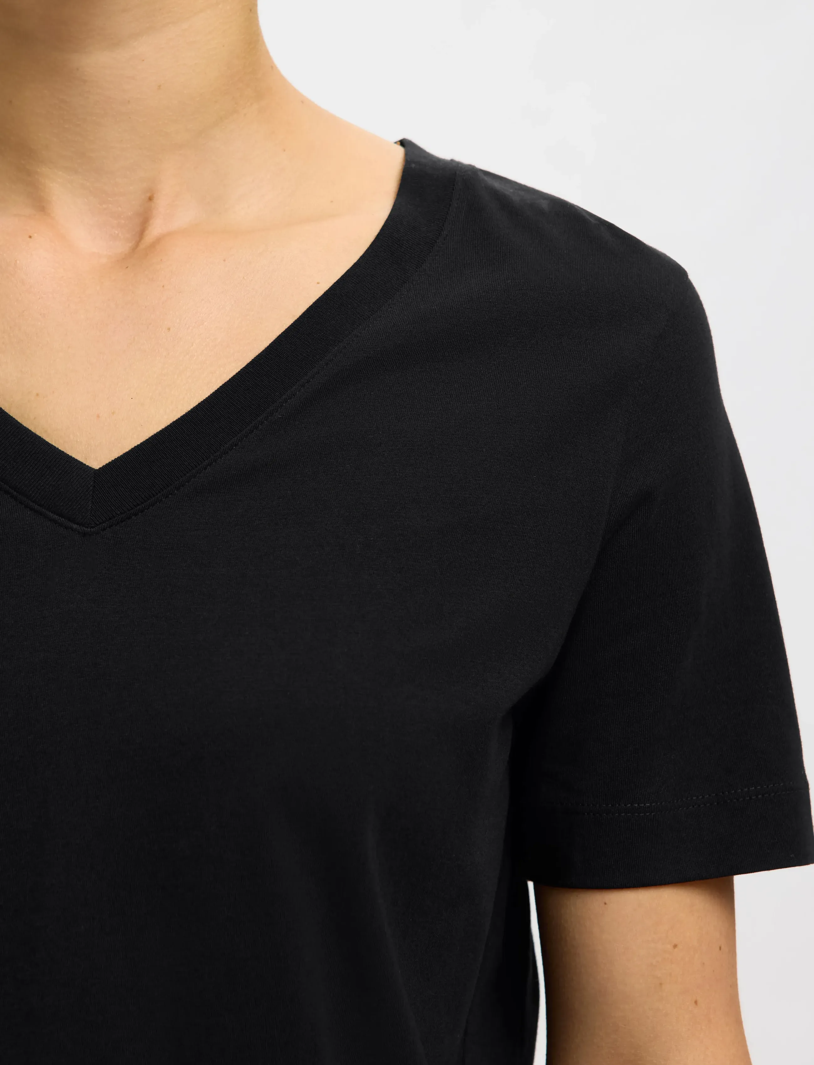 Selected - SLWESSENTIAL SS V-NECK TEE NOOS - t-shirts - black - 4