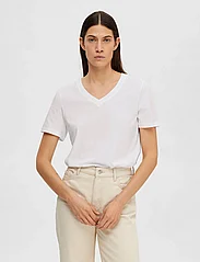 Selected Femme - SLFESSENTIAL SS V-NECK TEE NOOS - alhaisimmat hinnat - bright white - 2