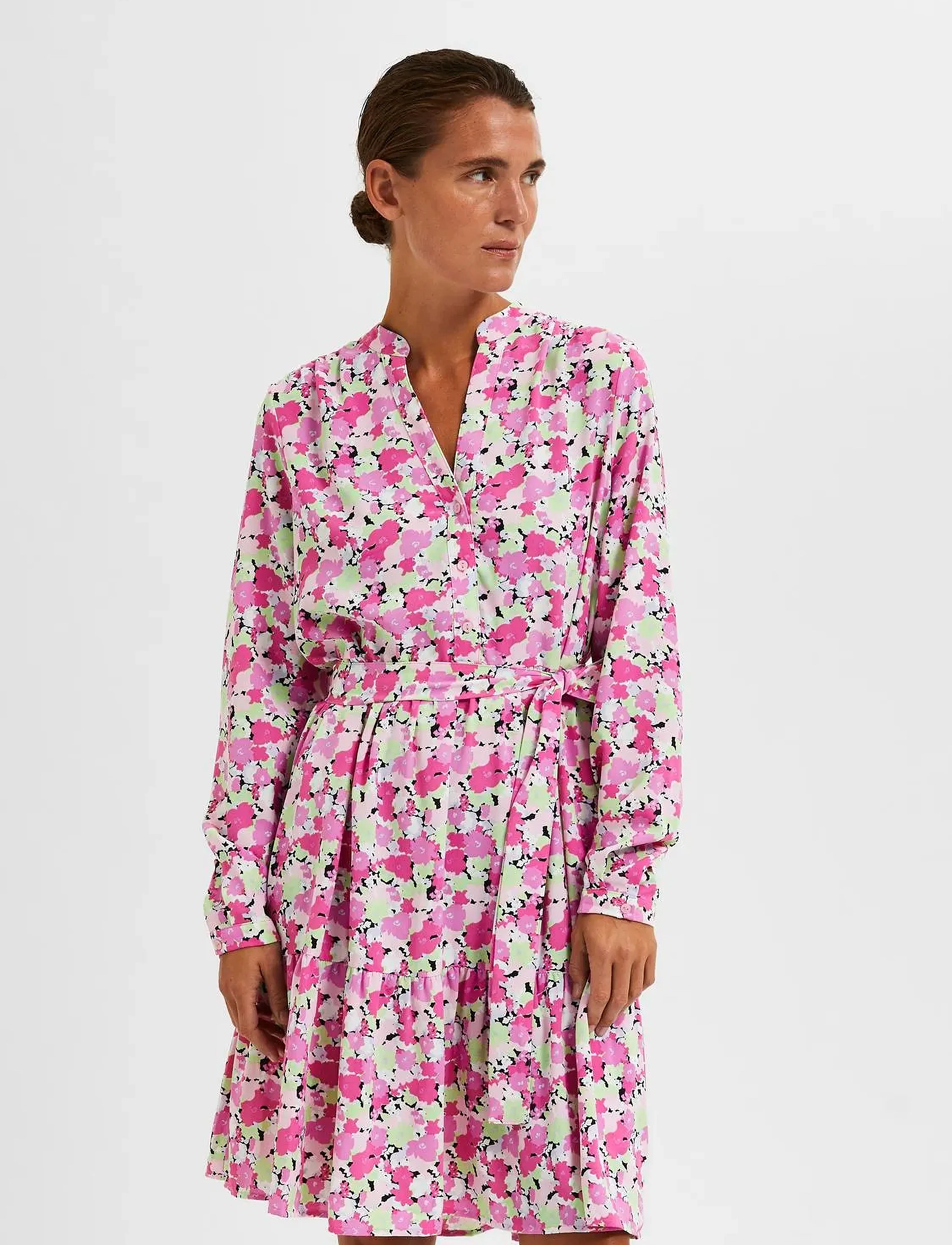 Selected SLFMIVI LS SHORT AOP DRESS B - Kjoler - BLACK / pink/rose