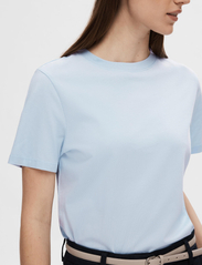 Selected Femme - SLFMYESSENTIAL SS O-NECK TEE NOOS - laagste prijzen - cashmere blue - 5