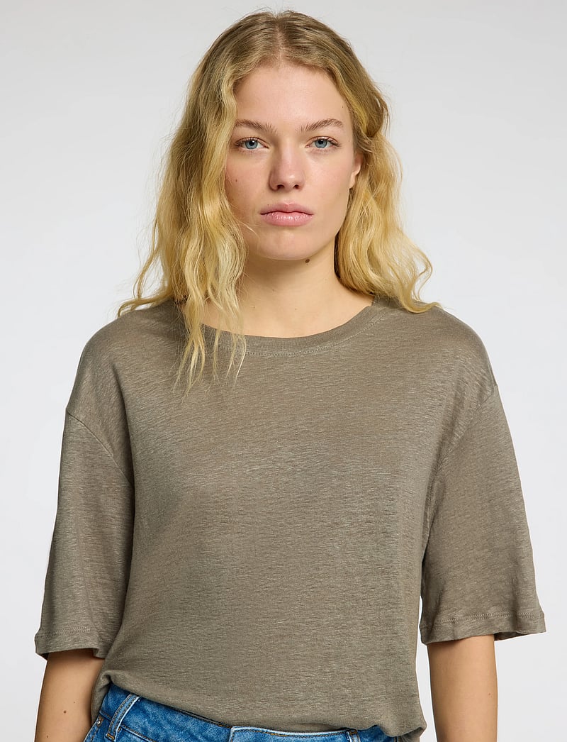 Selected - SLFVILJA LINEN SS TEE - t-shirts - vetiver - 5