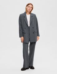 Selected Femme - SLFMYLA LS RELAX BLAZER MGM STRIPE NOOS - ballīšu apģērbs par outlet cenām - medium grey melange - 4