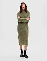 Selected Femme - SLFMALINE LS KNIT DRESS HIGH NECK NOOS - neulemekot - dusky green - 6