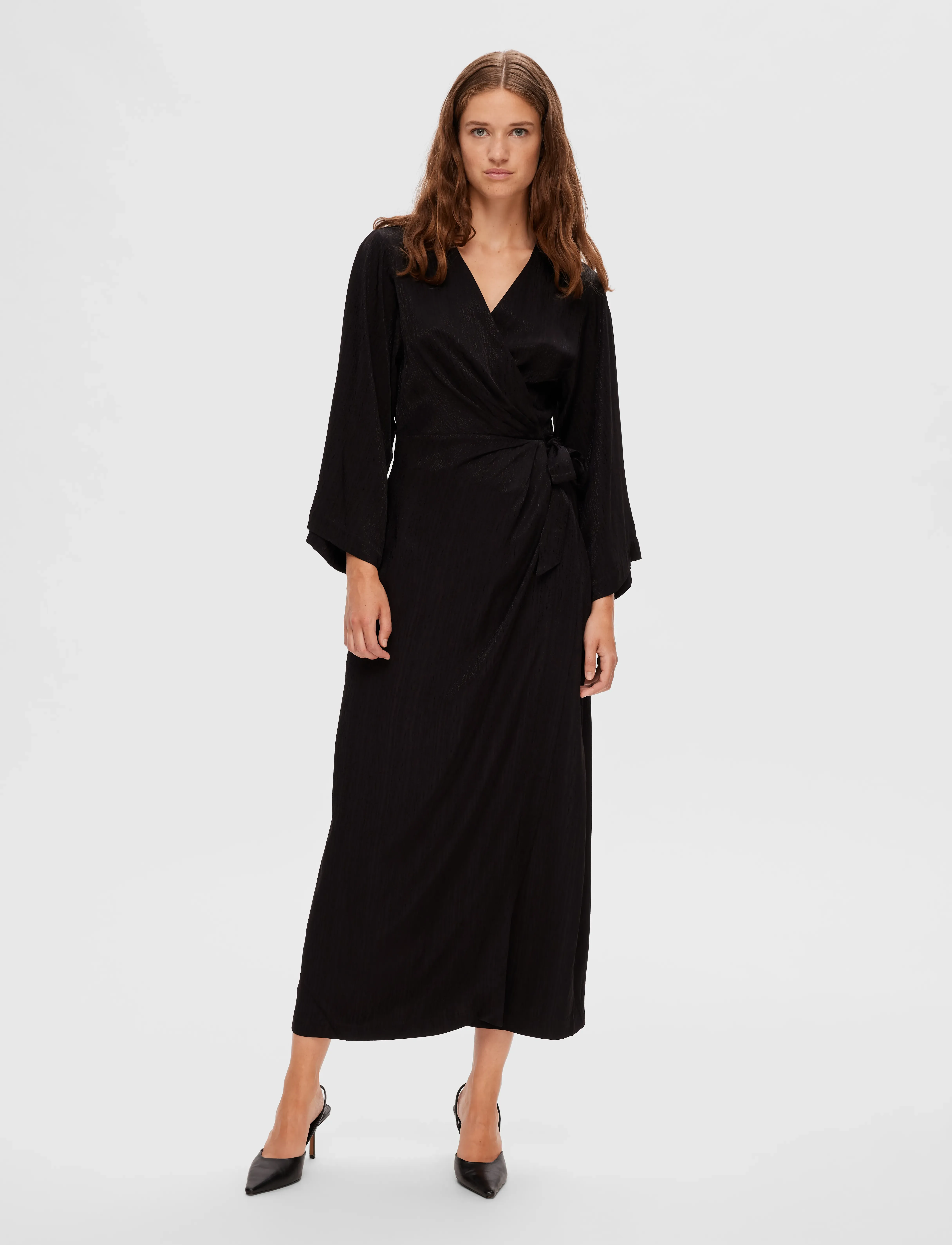 Selected - SLFTYRA 34 ANKLE WRAP DRESS B - slå-om-kjoler - black - 4