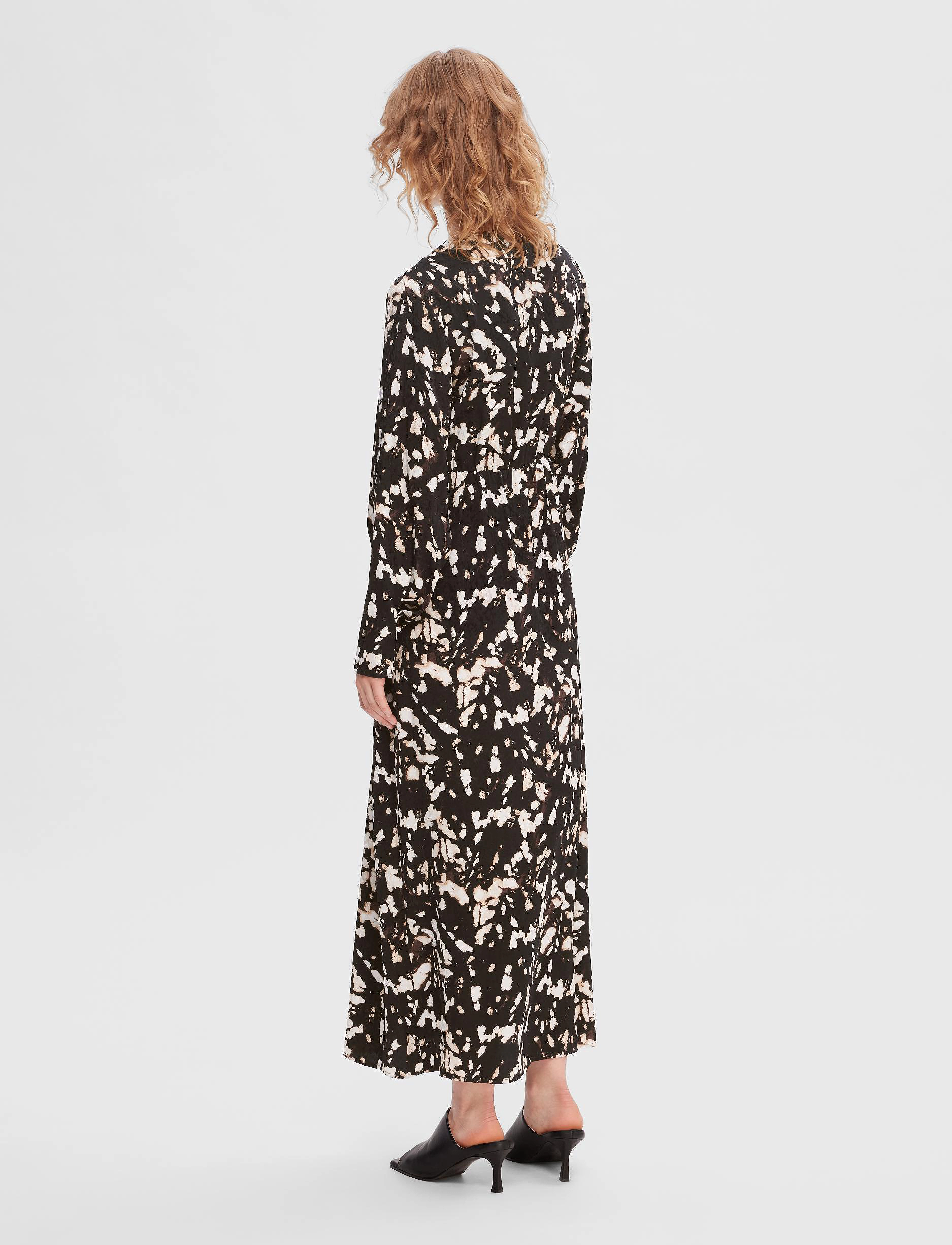 Selected - SLFJUSTINE LS AOP ANKLE WRAP DRESS B - wickelkleider - java - 2