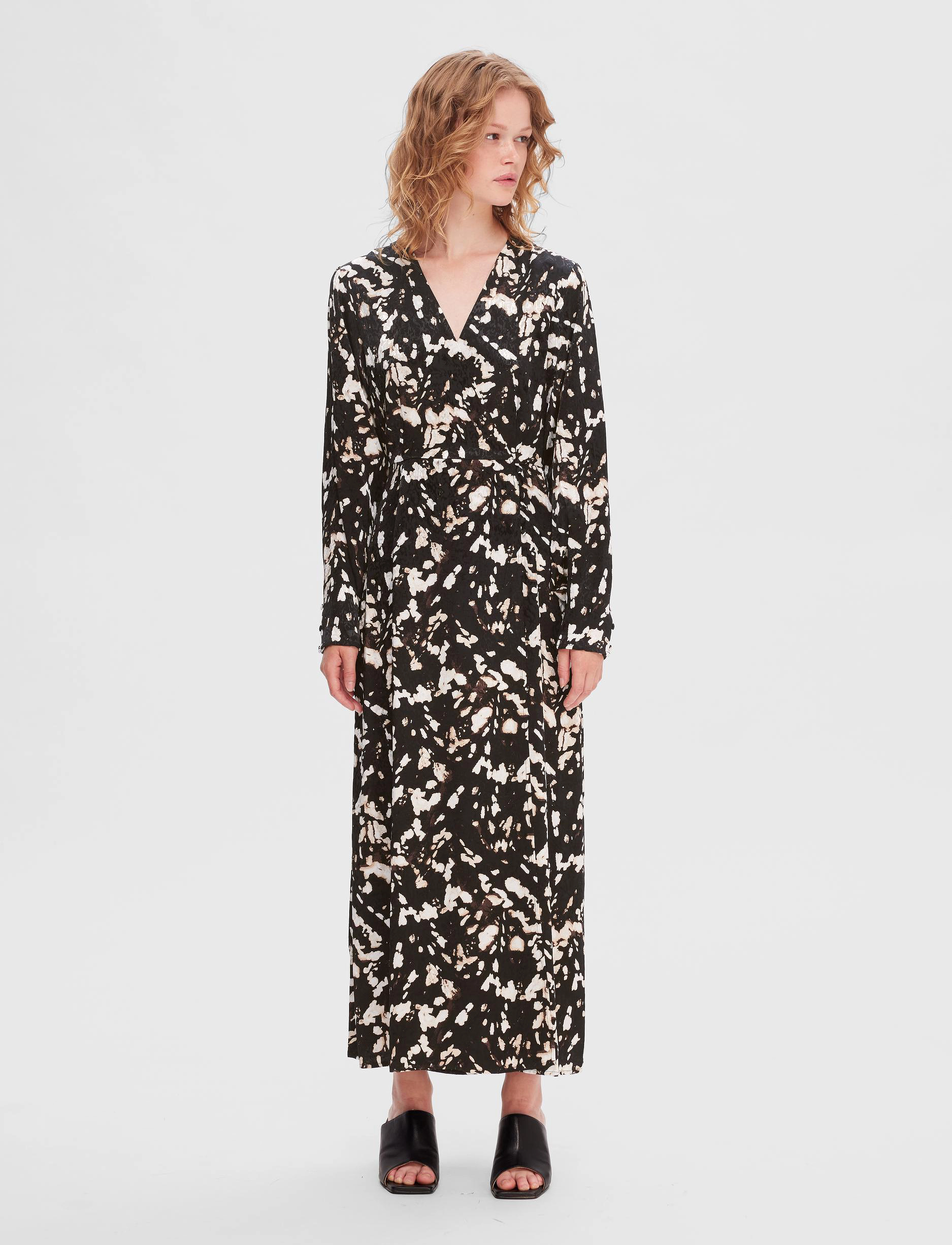 Selected - SLFJUSTINE LS AOP ANKLE WRAP DRESS B - wickelkleider - java - 3