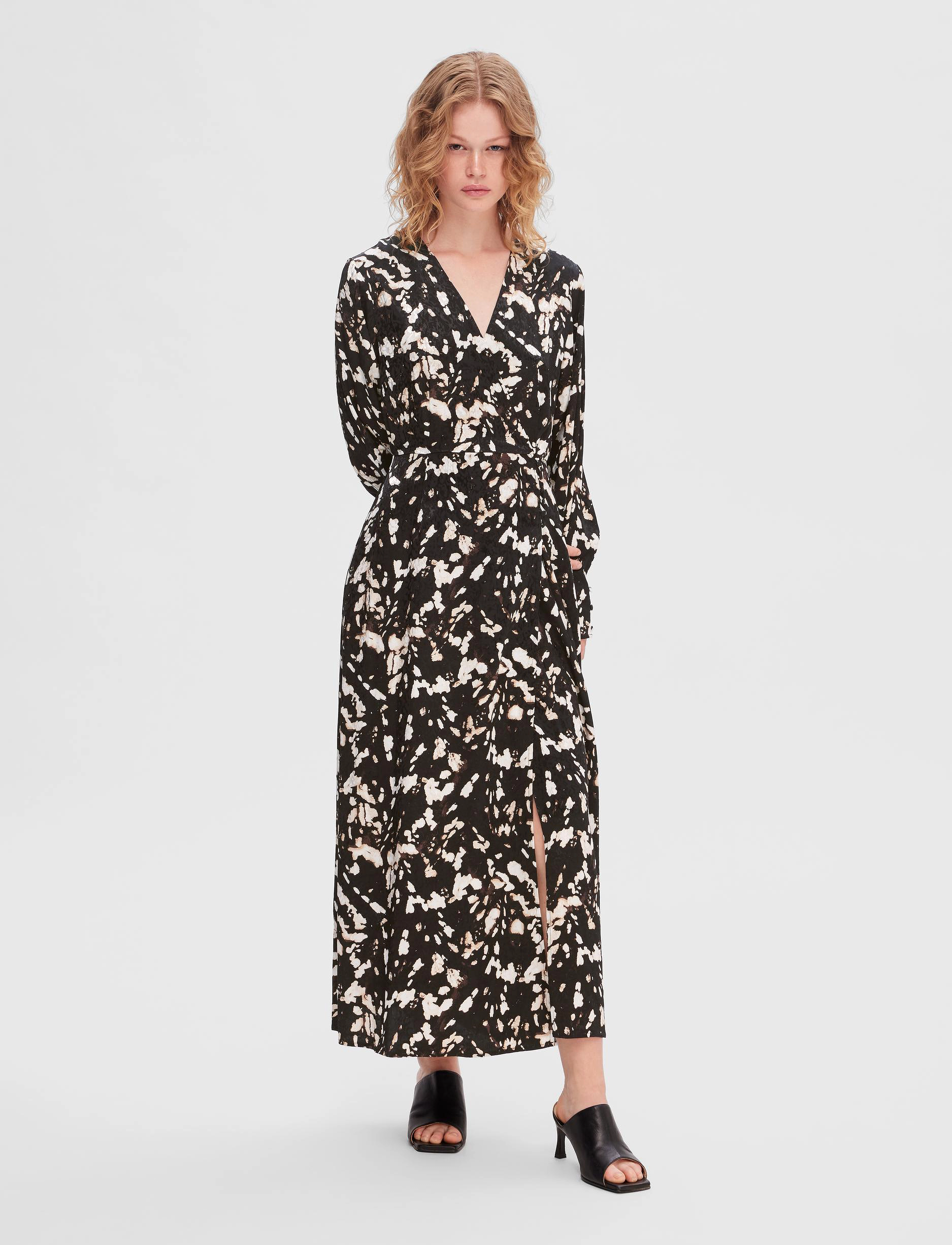 Selected - SLFJUSTINE LS AOP ANKLE WRAP DRESS B - wickelkleider - java - 4