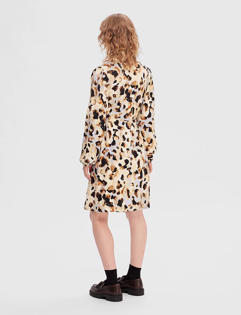 Selected - SLFSLAILA LS AOP SHORT SHIRT DRESS B - skjortekjoler - sandshell - 3