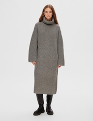 Selected Femme - SLFNEW ELINA LS KNIT HIGHNECK DRESS B - kootud kleidid - medium grey melange - 3