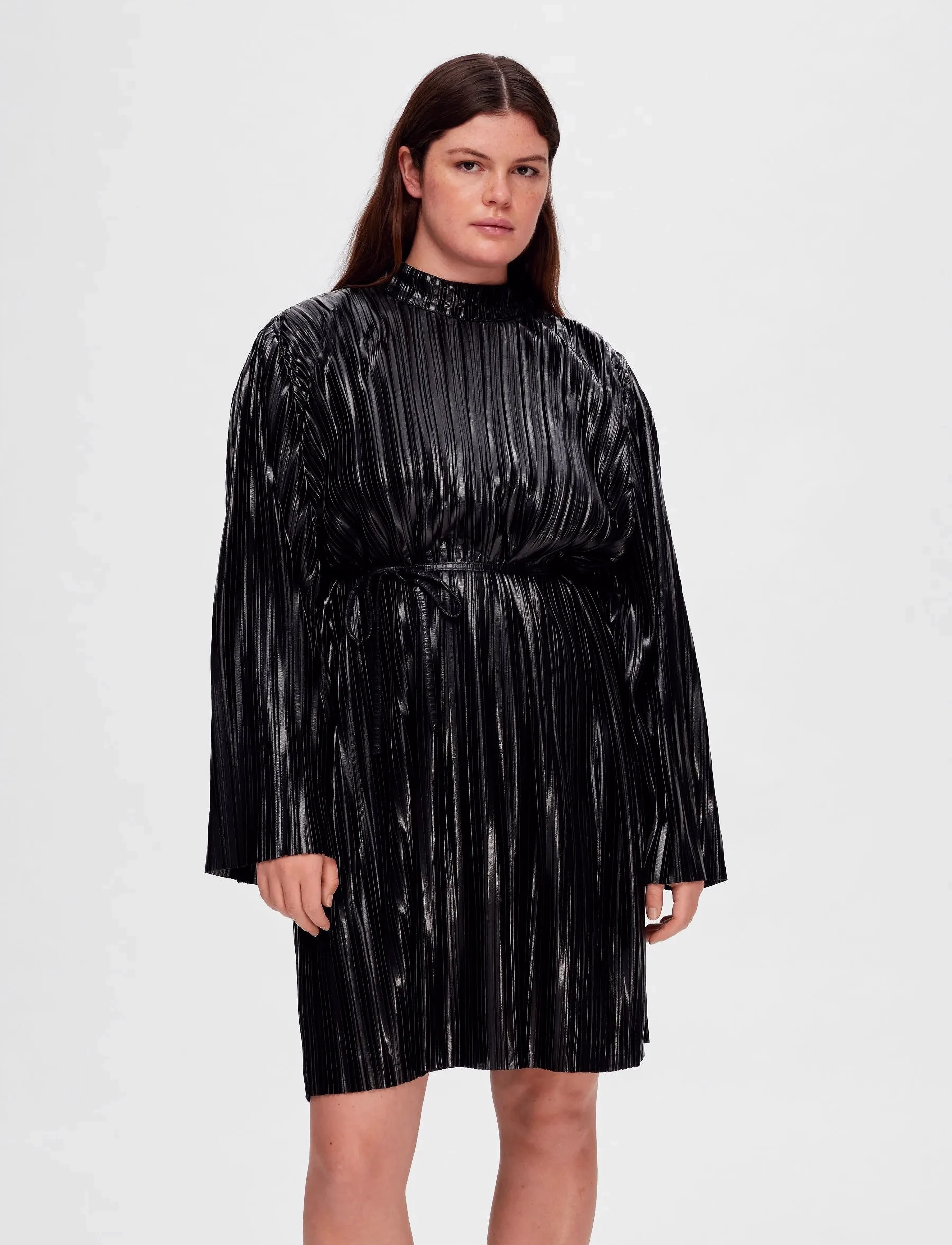Selected - SLFNALINE LS HIGH NECK SHORT PLISSE DRES - festtøj til outletpriser - black - 2