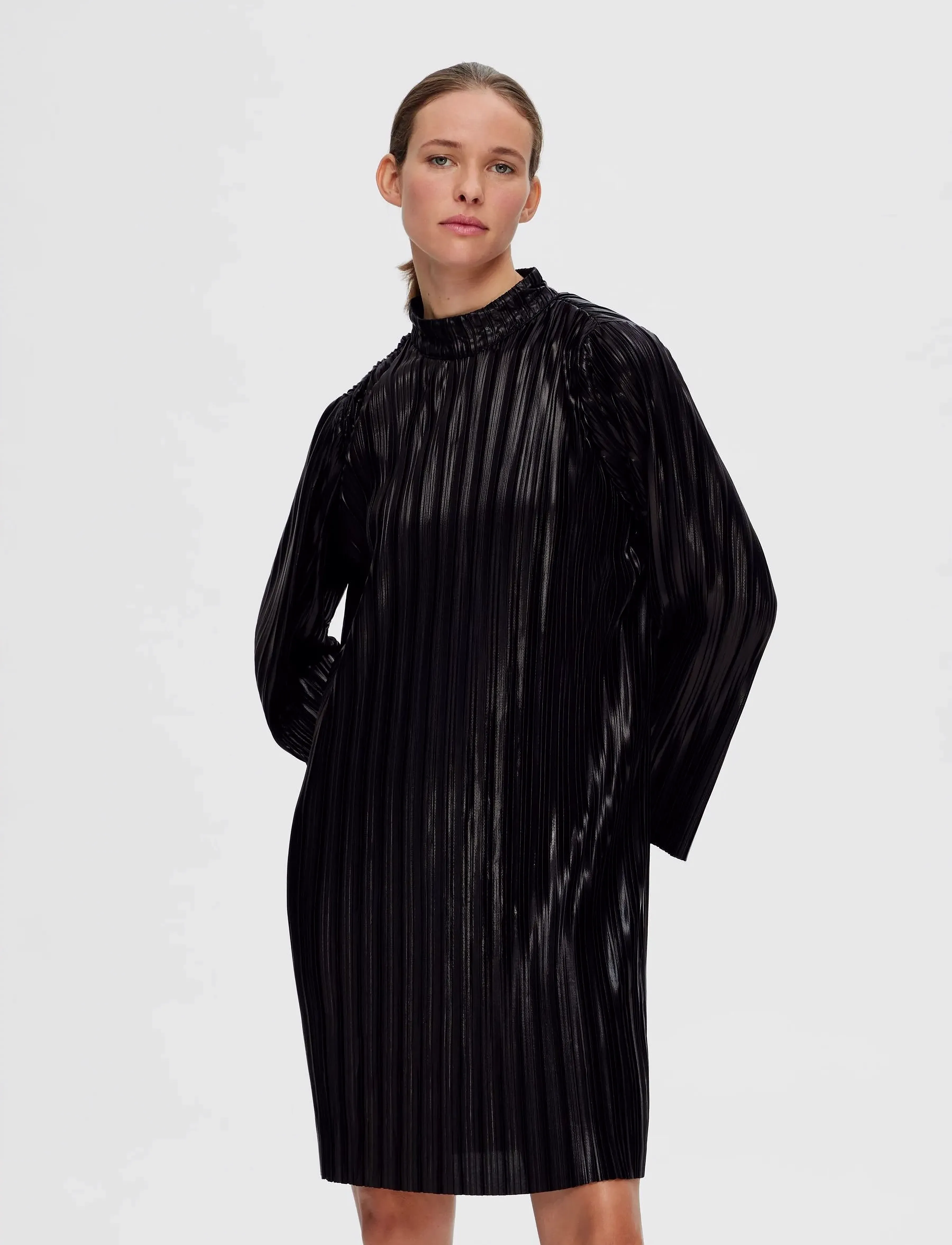 Selected - SLFNALINE LS HIGH NECK SHORT PLISSE DRES - festtøj til outletpriser - black - 3