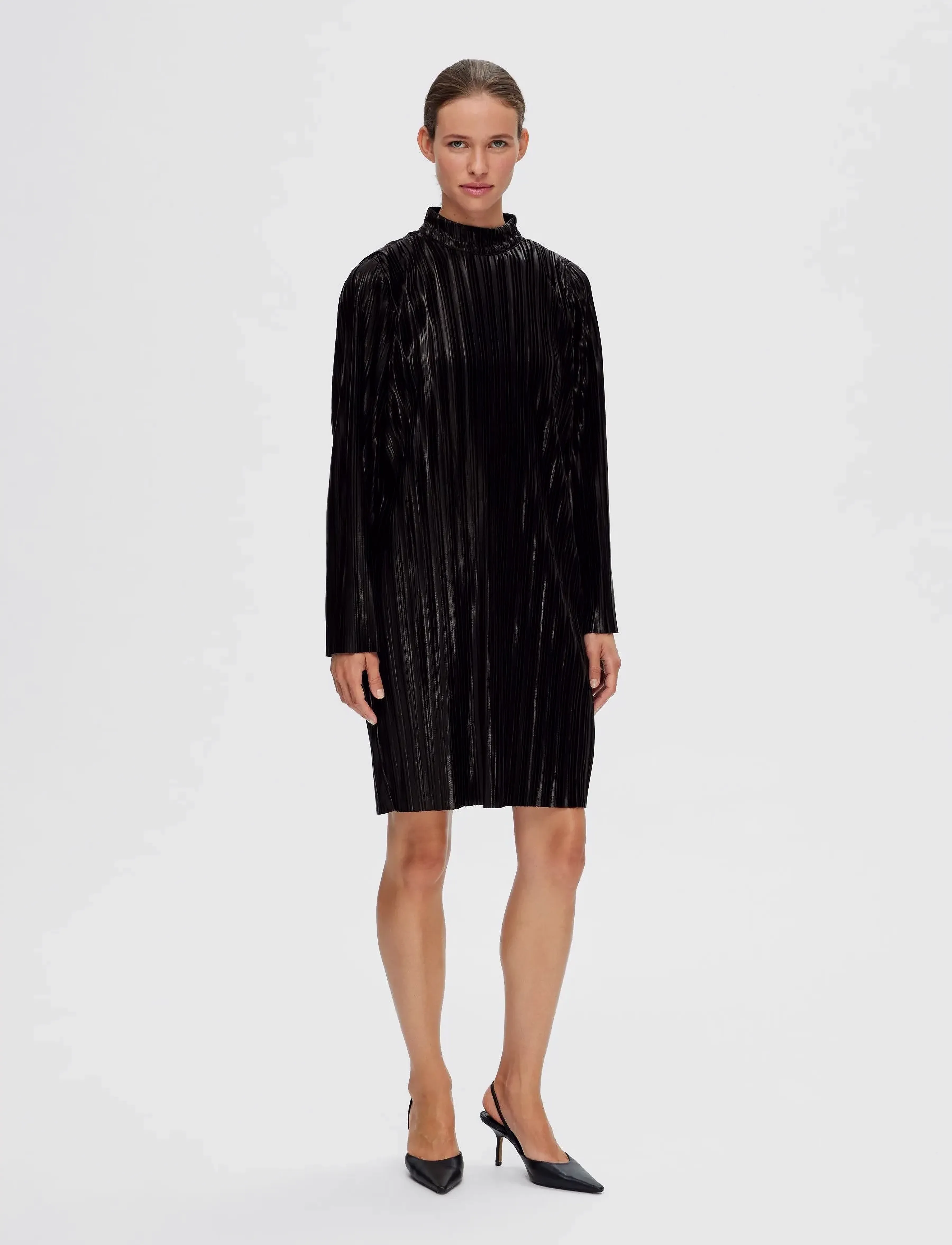 Selected - SLFNALINE LS HIGH NECK SHORT PLISSE DRES - festtøj til outletpriser - black - 5