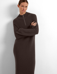 Selected Femme - SLFKAMMA HALF ZIP LS KNIT DRESS CAMP - gebreide jurken - java - 4