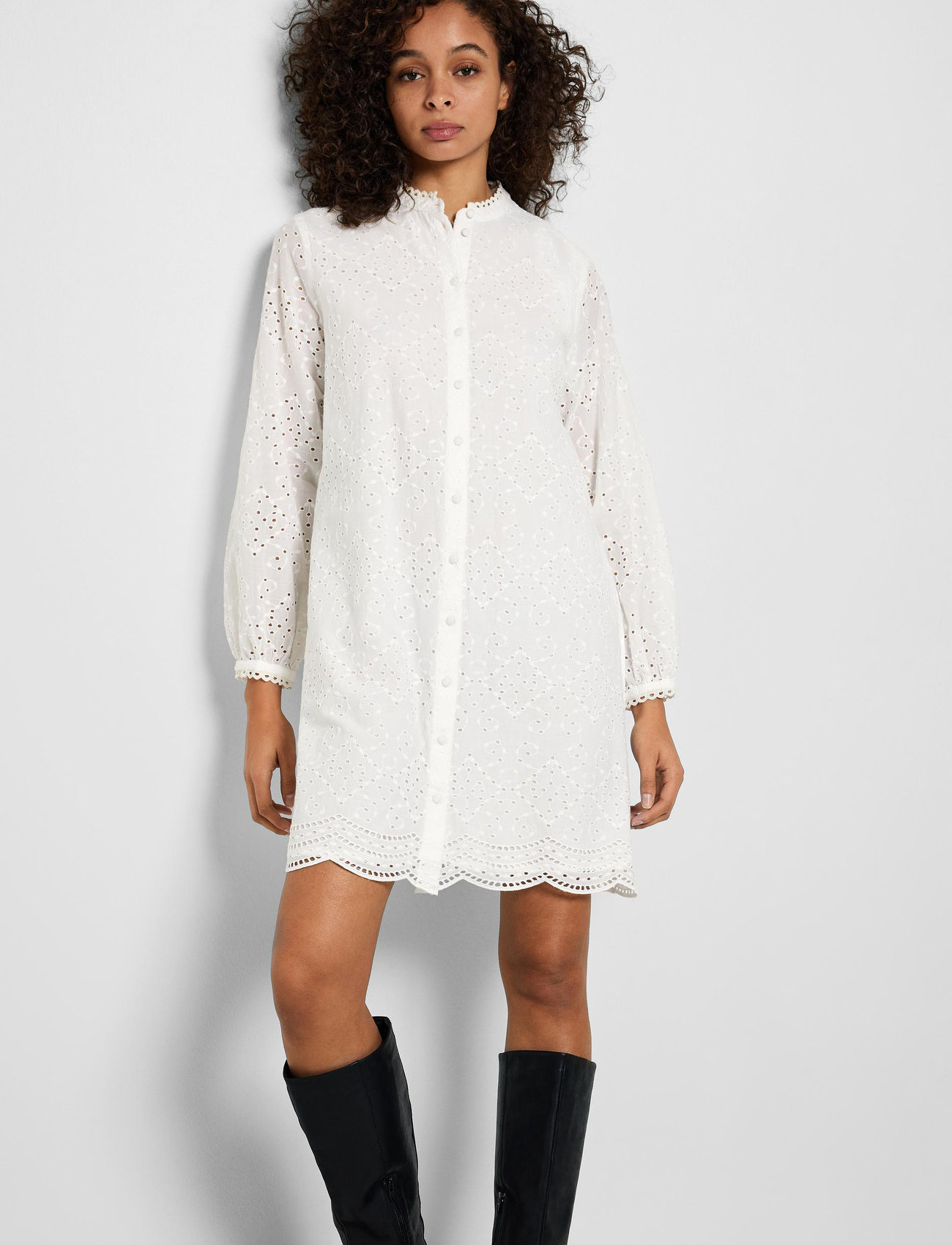 Selected Femme - SLFTATIANA LS SHORT EMBR DRESS NOOS - korta klänningar - bright white - 1