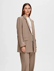 Selected Femme - SLFRITA LS RELAXED BLAZER CAMEL MEL NOOS - party wear at outlet prices - camel - 2