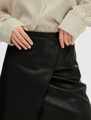 Selected Femme - SLFCAROL HW SHORT LEATHER SKIRT - leather skirts - black - 4