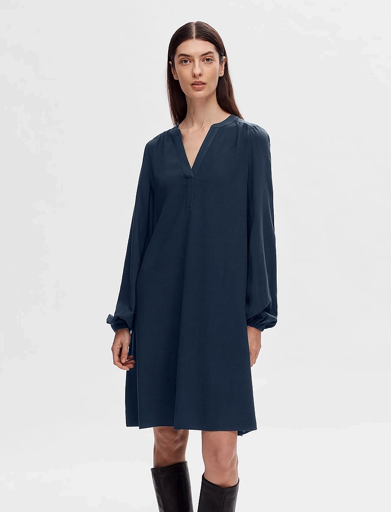 Selected - SLFVIVA LS SHORT V-NECK DRESS NOOS - kurze kleider - dark sapphire - 1