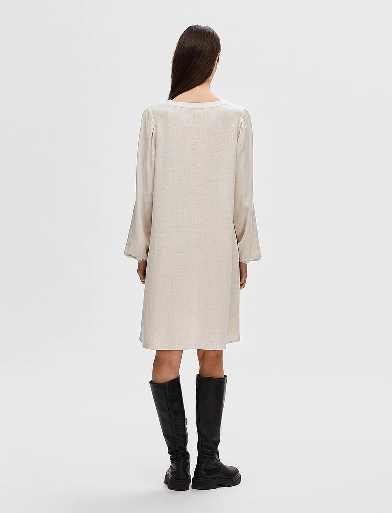 Selected - SLFVIVA LS SHORT V-NECK DRESS NOOS - kurze kleider - sandshell - 2