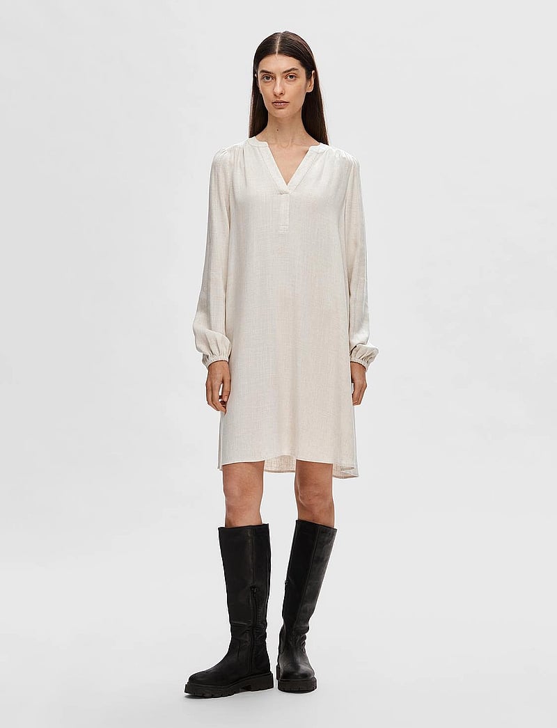 Selected - SLFVIVA LS SHORT V-NECK DRESS NOOS - kurze kleider - sandshell - 3