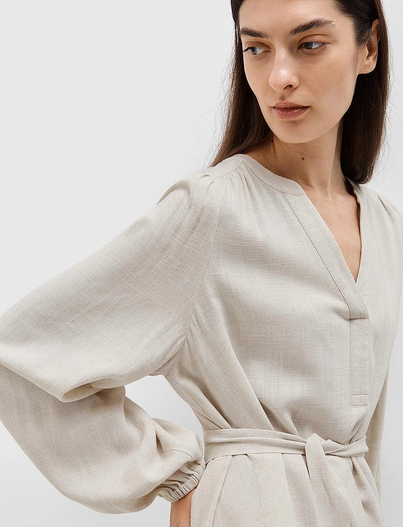 Selected - SLFVIVA LS SHORT V-NECK DRESS NOOS - kurze kleider - sandshell - 4