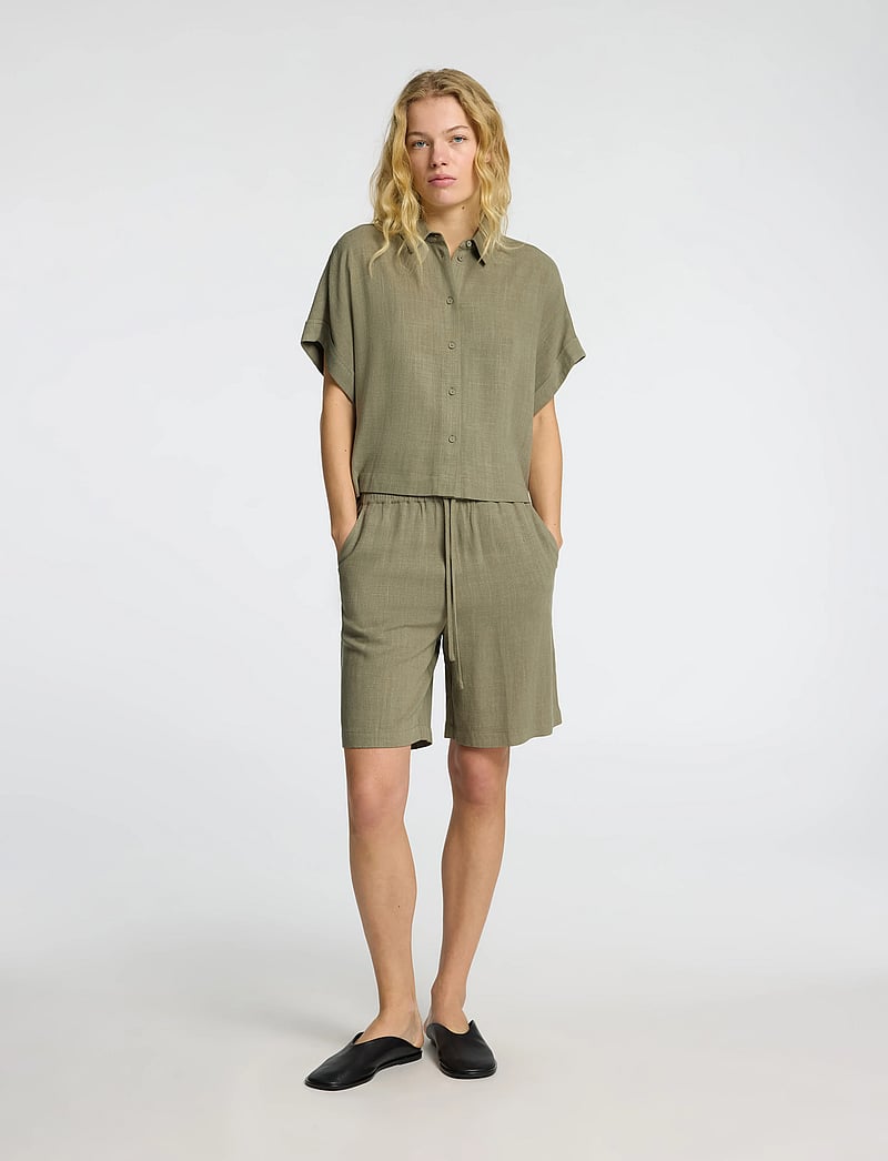 Selected - SLFVIVA SS CROPPED SUN SHIRT NOOS - kortærmede skjorter - vetiver - 0