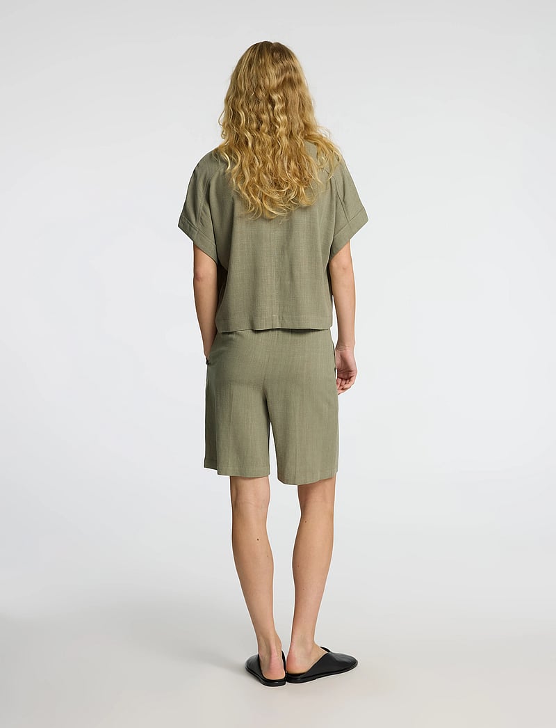 Selected - SLFVIVA SS CROPPED SUN SHIRT NOOS - kortærmede skjorter - vetiver - 2