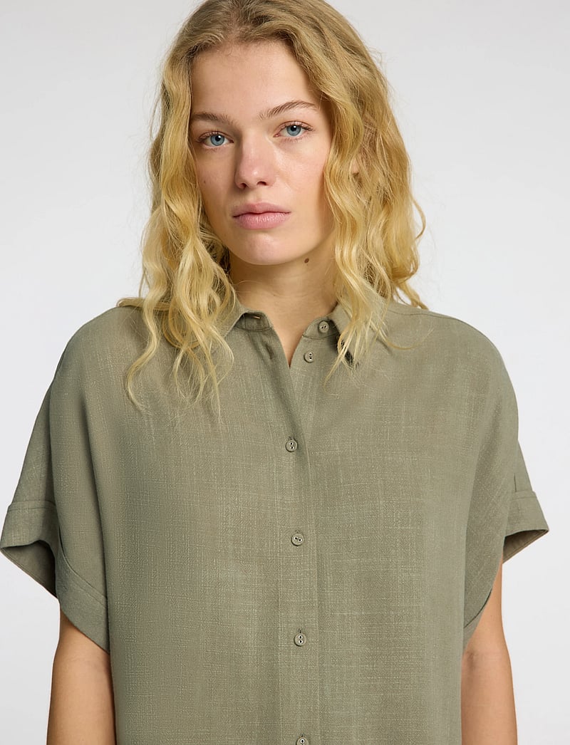 Selected - SLFVIVA SS CROPPED SUN SHIRT NOOS - kortærmede skjorter - vetiver - 3