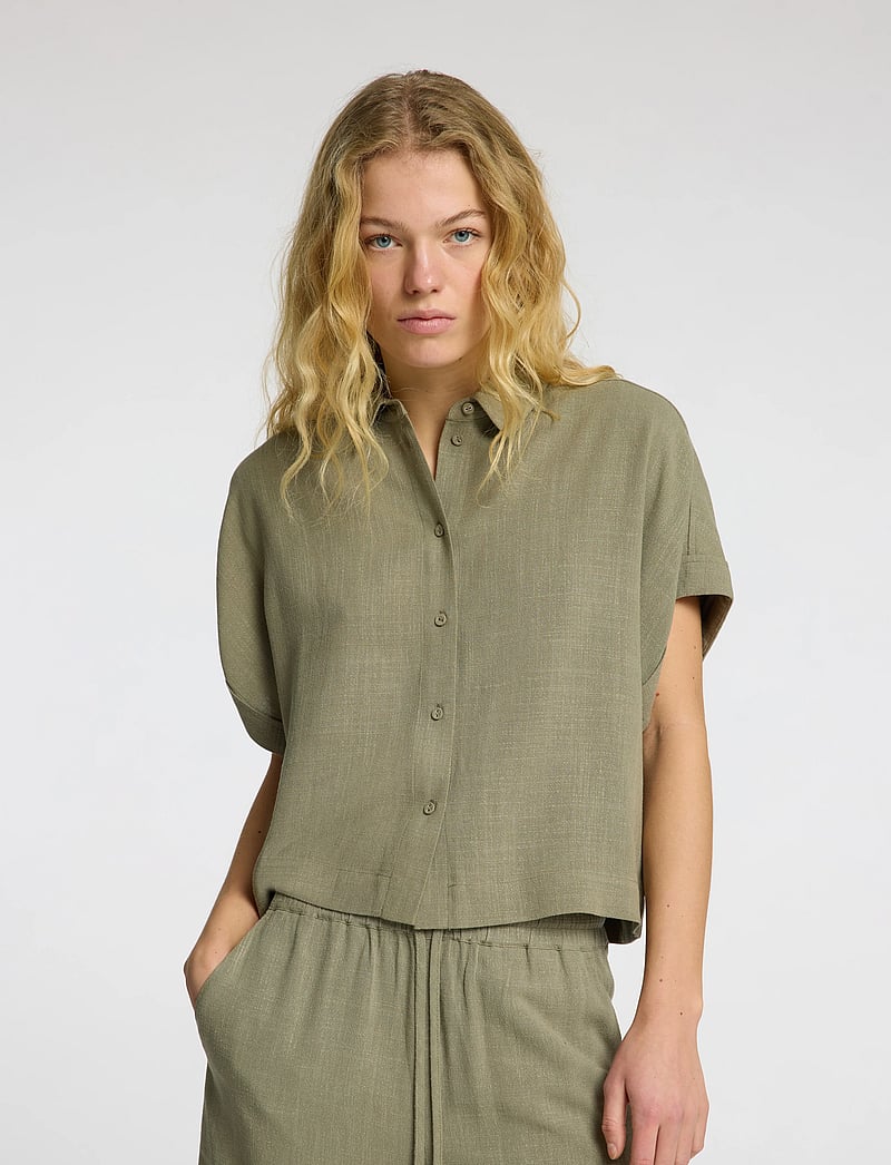 Selected - SLFVIVA SS CROPPED SUN SHIRT NOOS - kortærmede skjorter - vetiver - 4