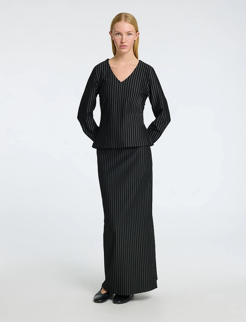 Selected - SLFPENNIE LS V-NECK TOP - langärmlige blusen - black - 4