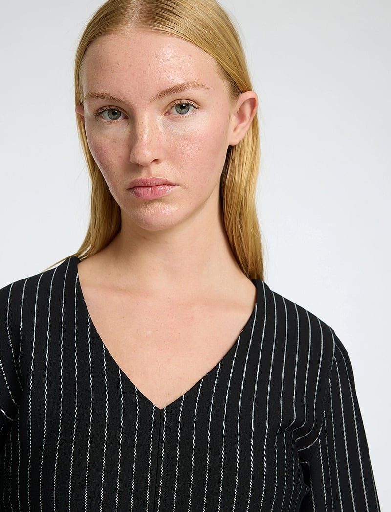 Selected - SLFPENNIE LS V-NECK TOP - langärmlige blusen - black - 5