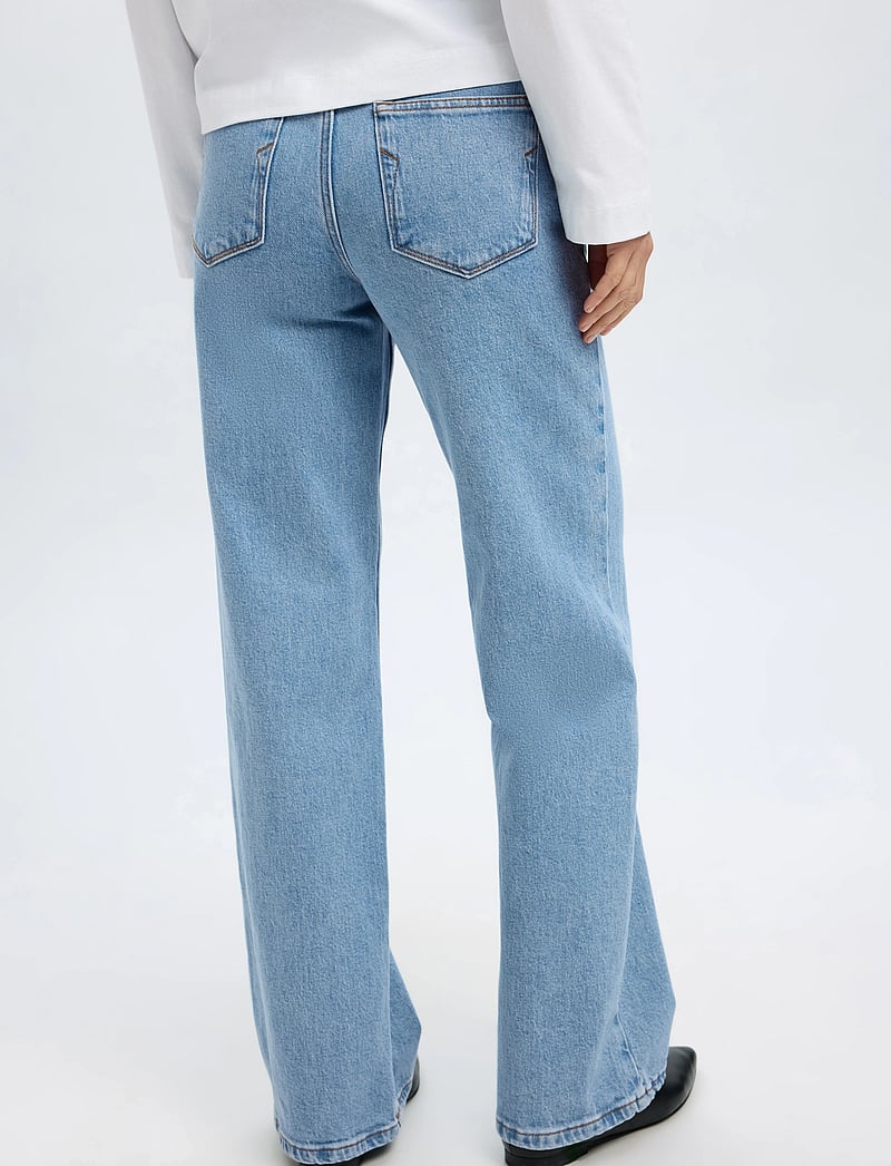 Selected - SLFALICE HW WIDE LONG LIG BLU JEANS NOOS - hosen mit weitem bein - light blue denim - 4
