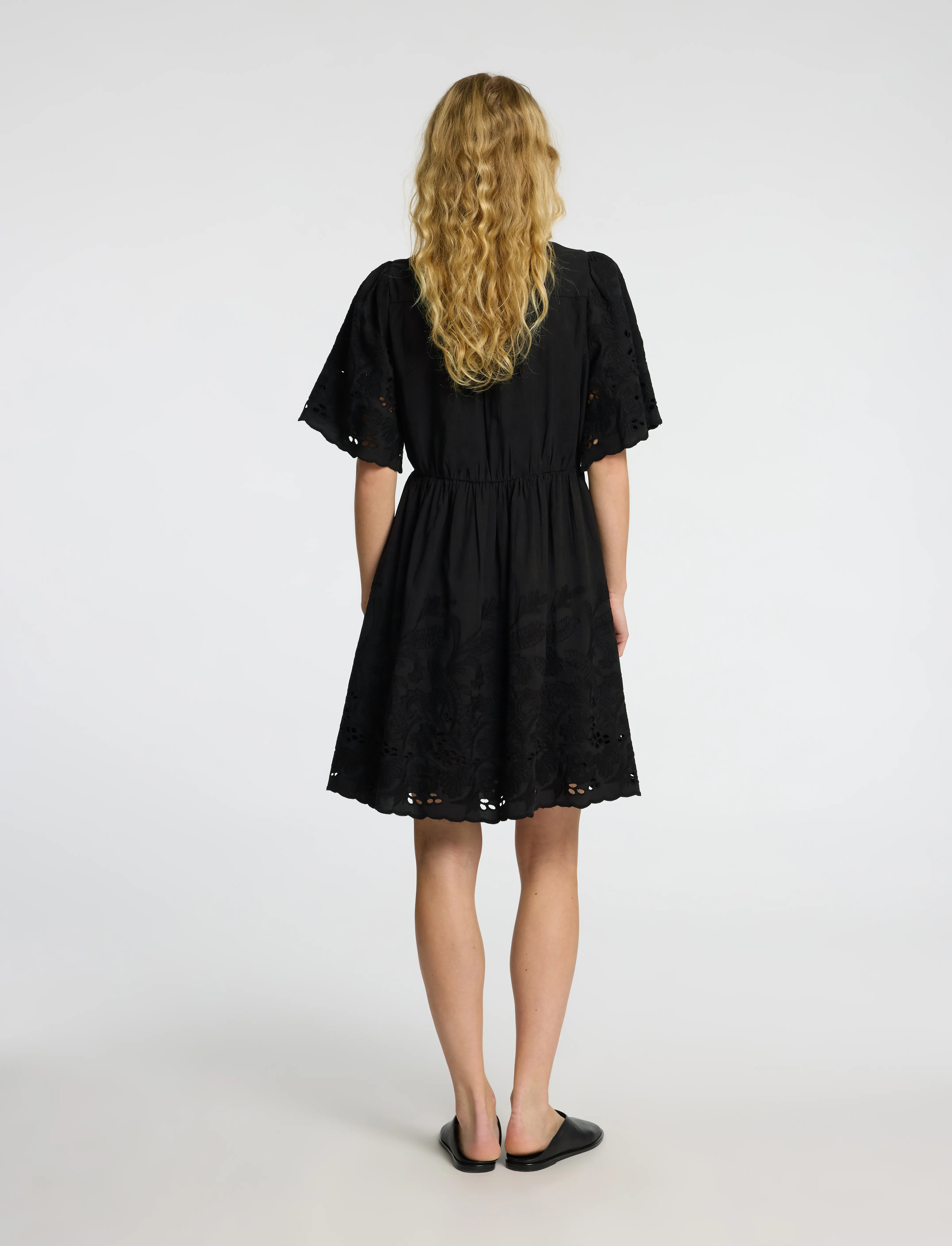 Selected - SLFDAHLIA SS SHORT BRODERI DRESS NOOS - confirmation - black - 2