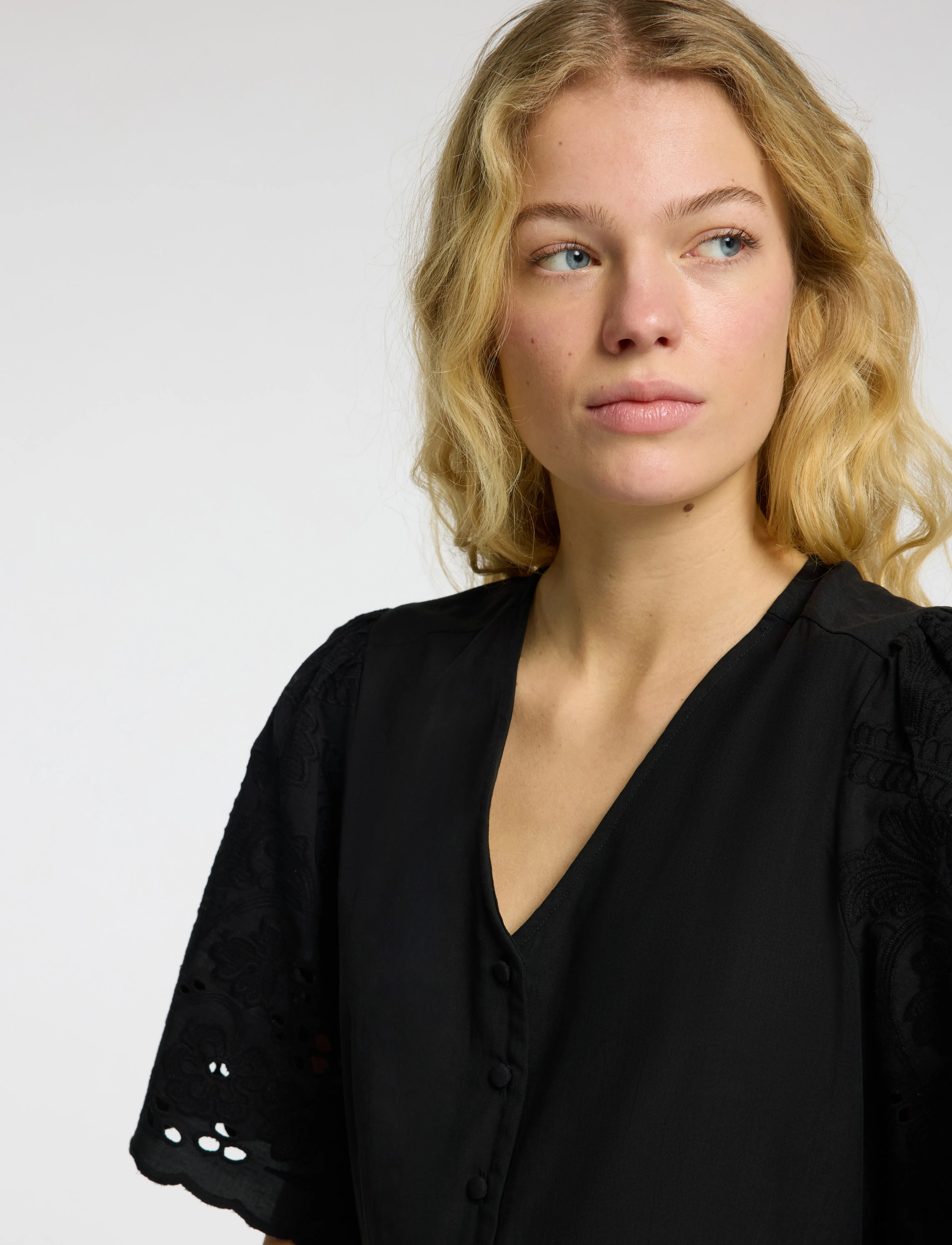 Selected - SLFDAHLIA SS SHORT BRODERI DRESS NOOS - confirmation - black - 4